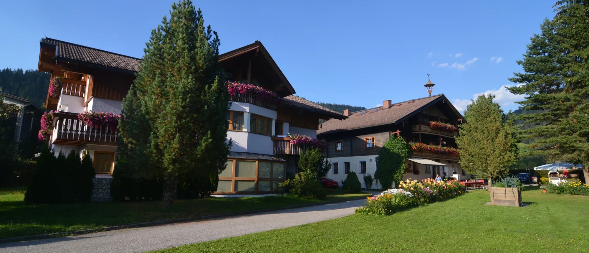 The buildings of the Kasparbauer holiday farm in Kaspardörfl near Radstadt, surrounded by meadows and mountains