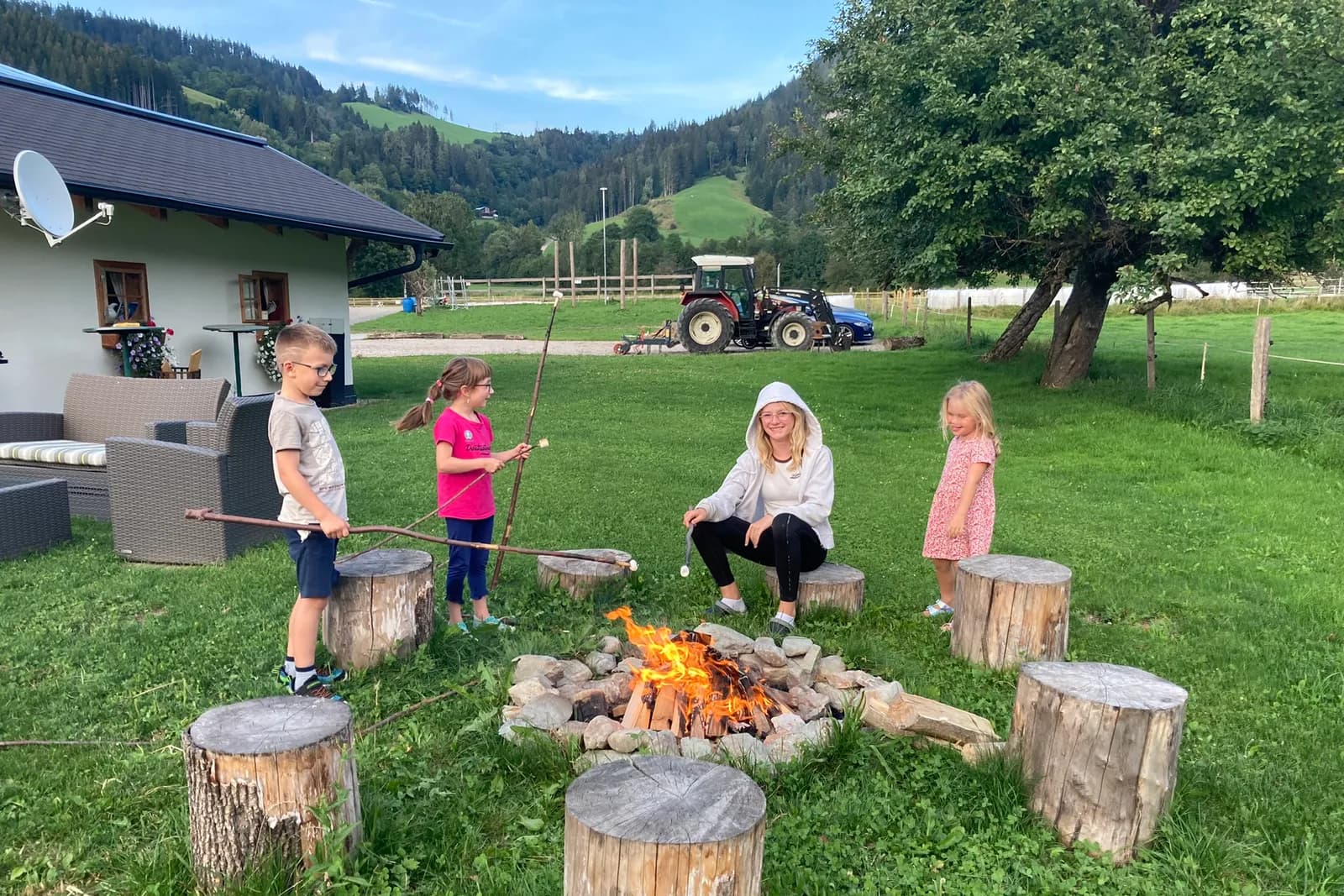 Kinder am Lagerfeuer auf der Wiese am Ferienhof