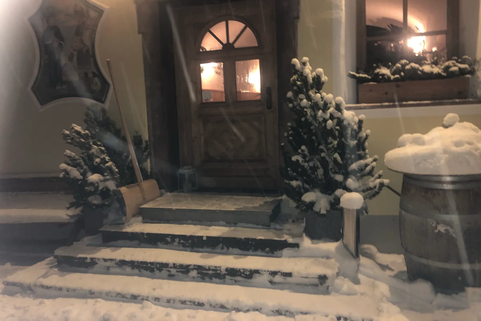 Verschneiter Hauseingang am Ferienhof Kasparbauer am Abend