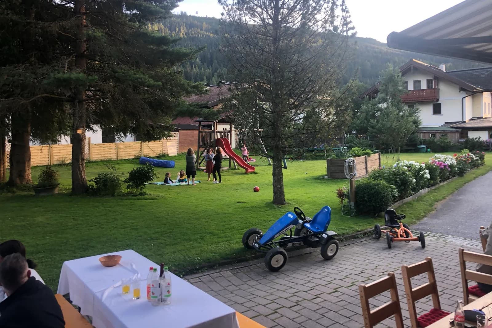 Spielwiese mit Spielturm, Rutsche und Go-Karts am Ferienhof