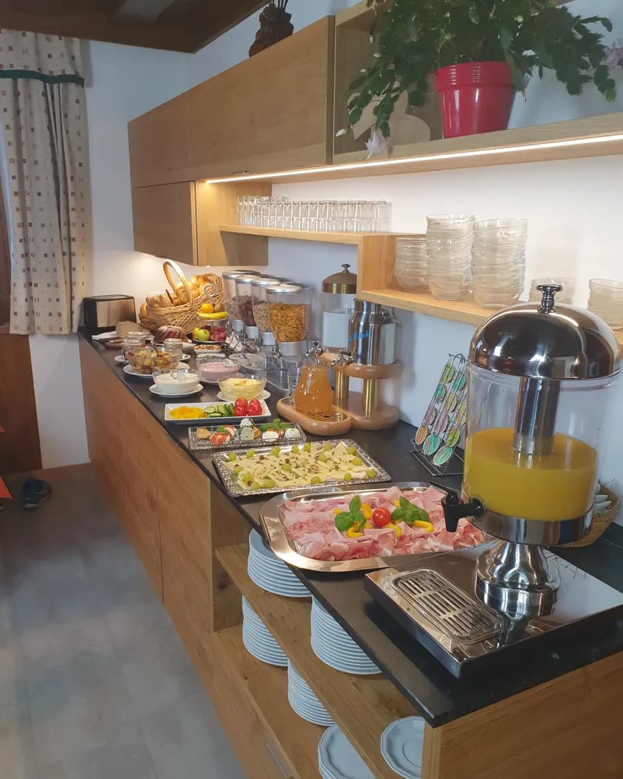 Breakfast buffet with bread, cold cuts, cheese, fruit and orange juice at the Kasparbauer holiday farm
