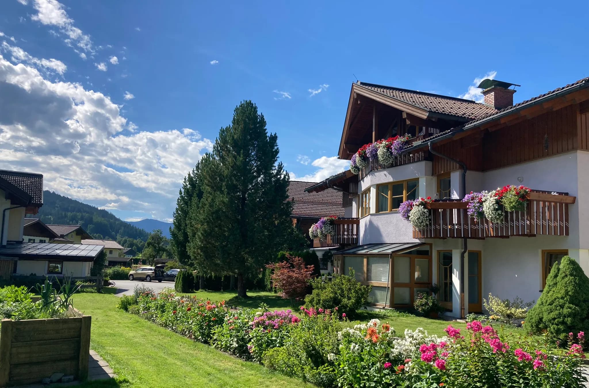 Landhaus des Ferienhofs Kasparbauer mit Blumenbeet und Garten