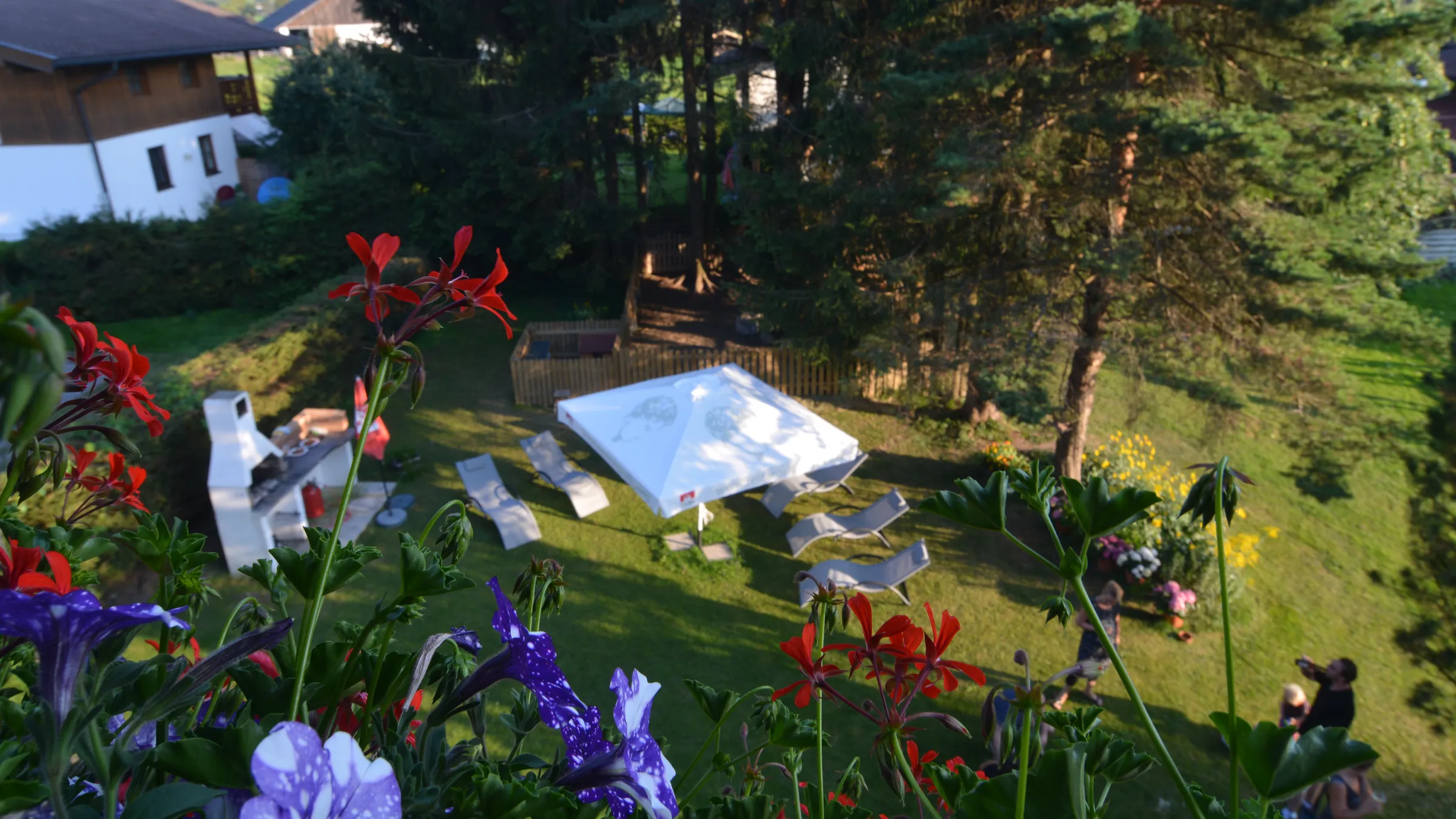 Garden with sun loungers and parasol at the Kasparbauer holiday farm