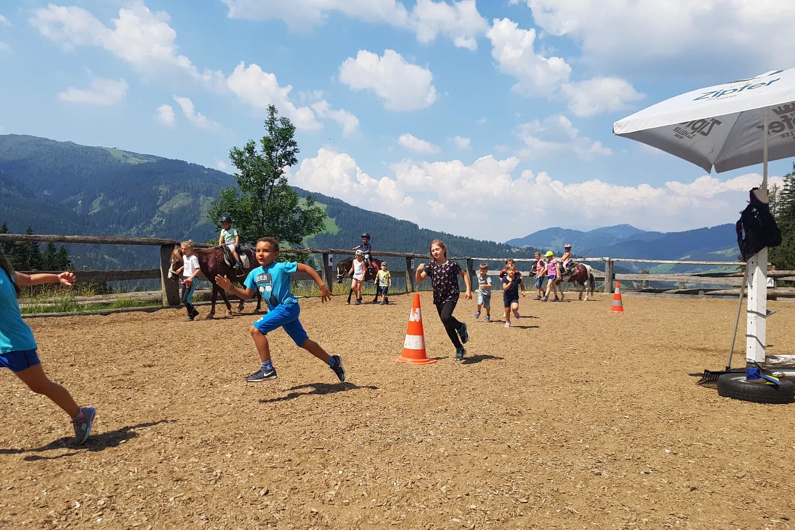 Reitstunde am Reitplatz des Ferienhofs